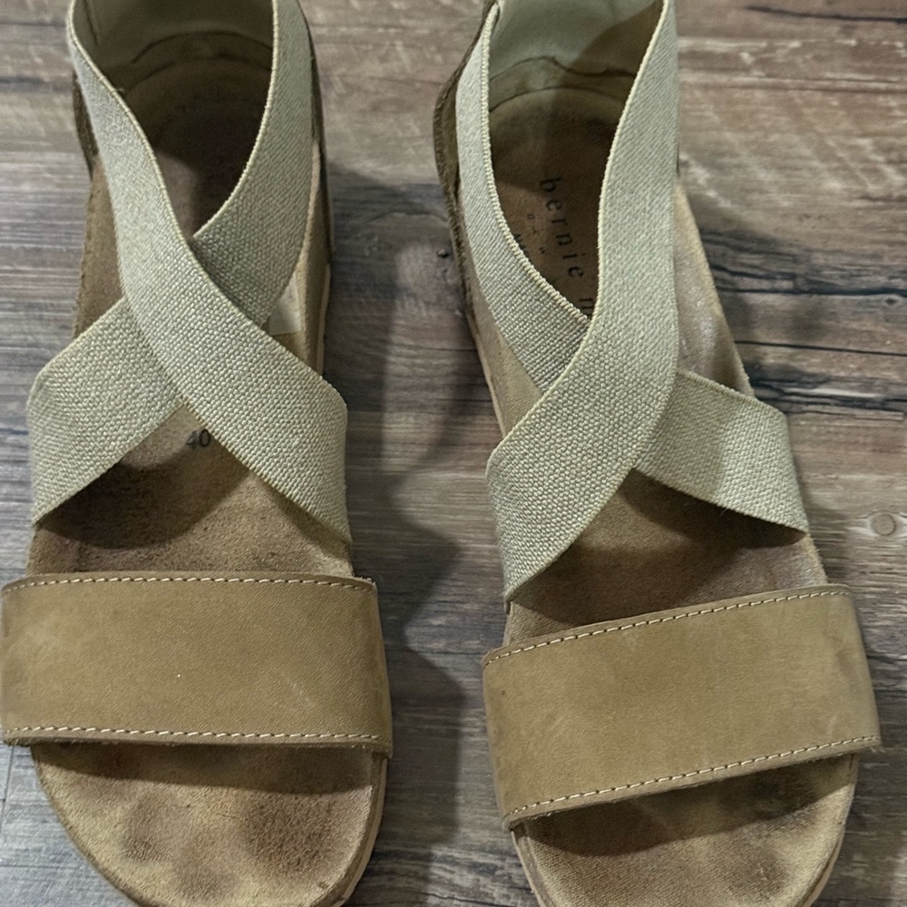 bernie mev. Women's Beige and Brown Sandals